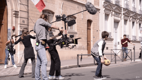 L'équipe du film dans les rues de Paris - Save Kids Lives - Un film de Luc Besson - #SAVEKIDSLIVES - fondation FIA