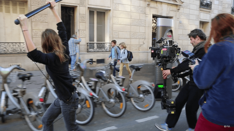L'équipe de tournage dans les rues de Paris - Save Kids Lives - Un film de Luc Besson - #SAVEKIDSLIVES - fondation FIA